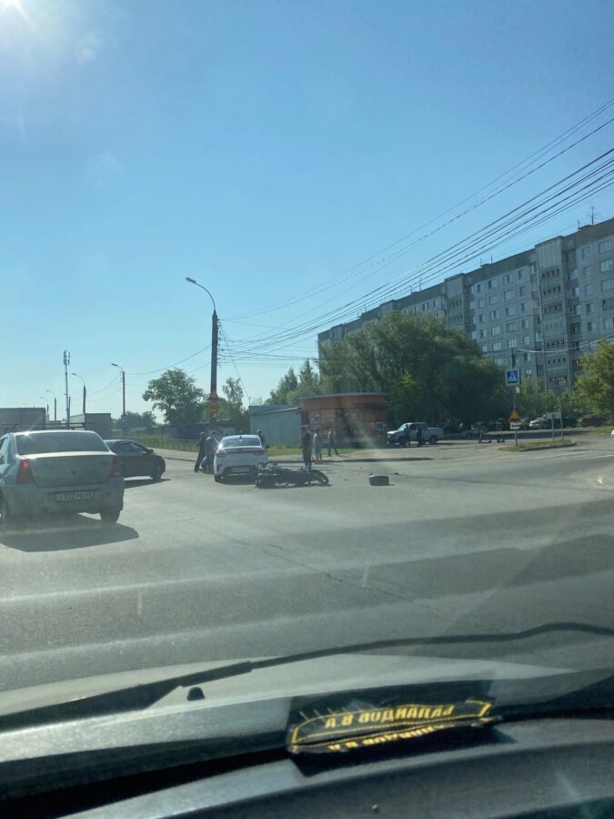 В Твери столкнулись автомобиль и мотоцикл