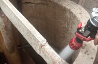 В Тверской области чистят колодец с опасной водой