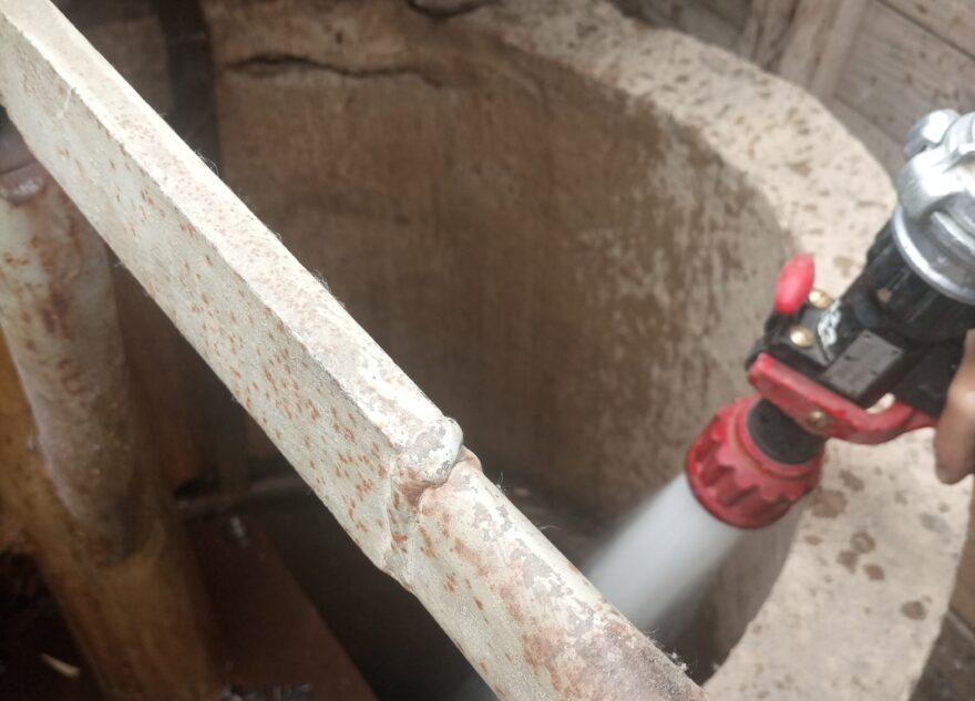 В Тверской области чистят колодец с опасной водой