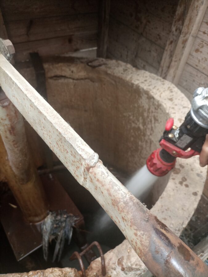 В Тверской области чистят колодец с опасной водой