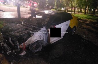 В Тверской области на привокзальной площади сгорел автомобиль-такси