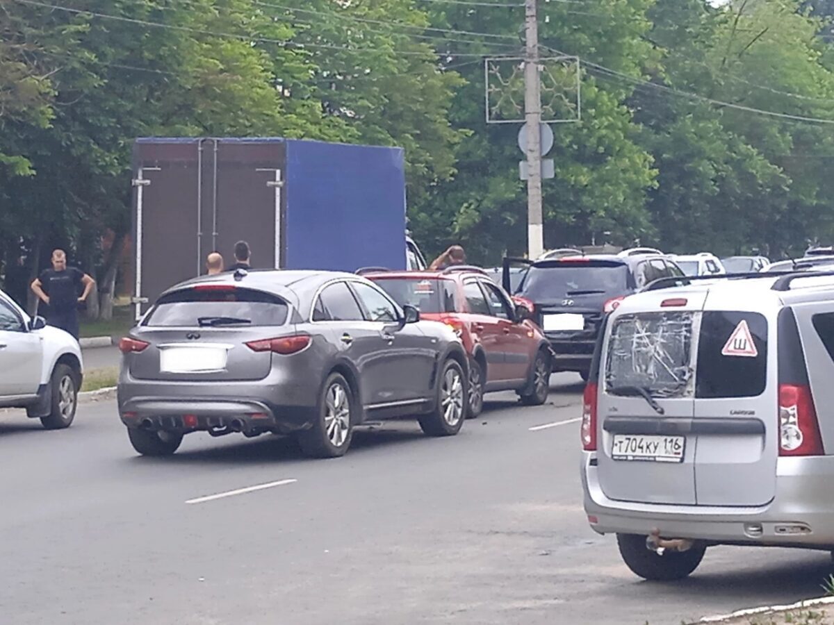 В Заволжском районе Твери произошло тройное ДТП