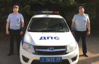 Под Тверью госавтоинспекторы помогли экстренно доставить ребёнка в больницу