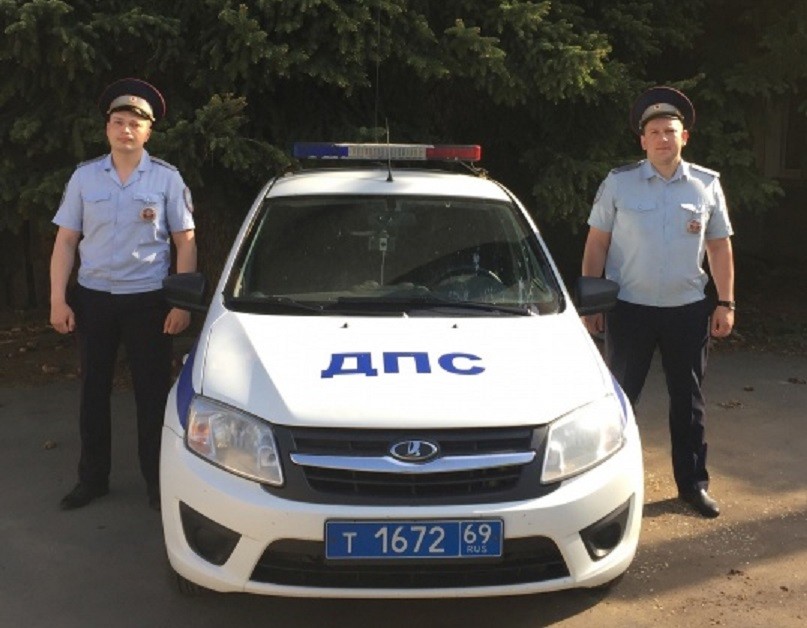 Под Тверью госавтоинспекторы помогли экстренно доставить ребёнка в больницу