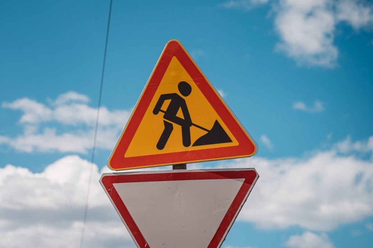 В Твери ограничивают движение транспорта под путепроводом на Комсомольской площади