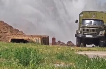 В Твери из-за прорыва забил огромный фонтан В Твери из-за прорыва забил огромный фонтан