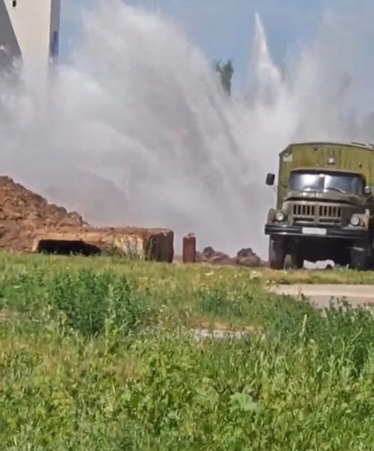 В Твери из-за прорыва забил огромный фонтан