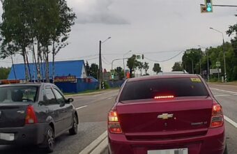 На трассе Тверской области проехавший по встречной полосе на "красный" водитель попал на видео