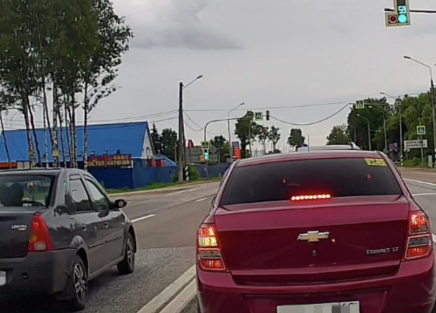 На трассе Тверской области проехавший по встречной полосе на "красный" водитель попал на видео