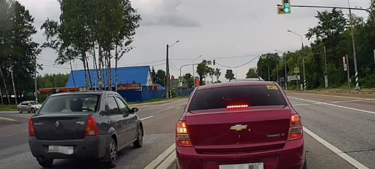На трассе Тверской области проехавший по встречной полосе на "красный" водитель попал на видео