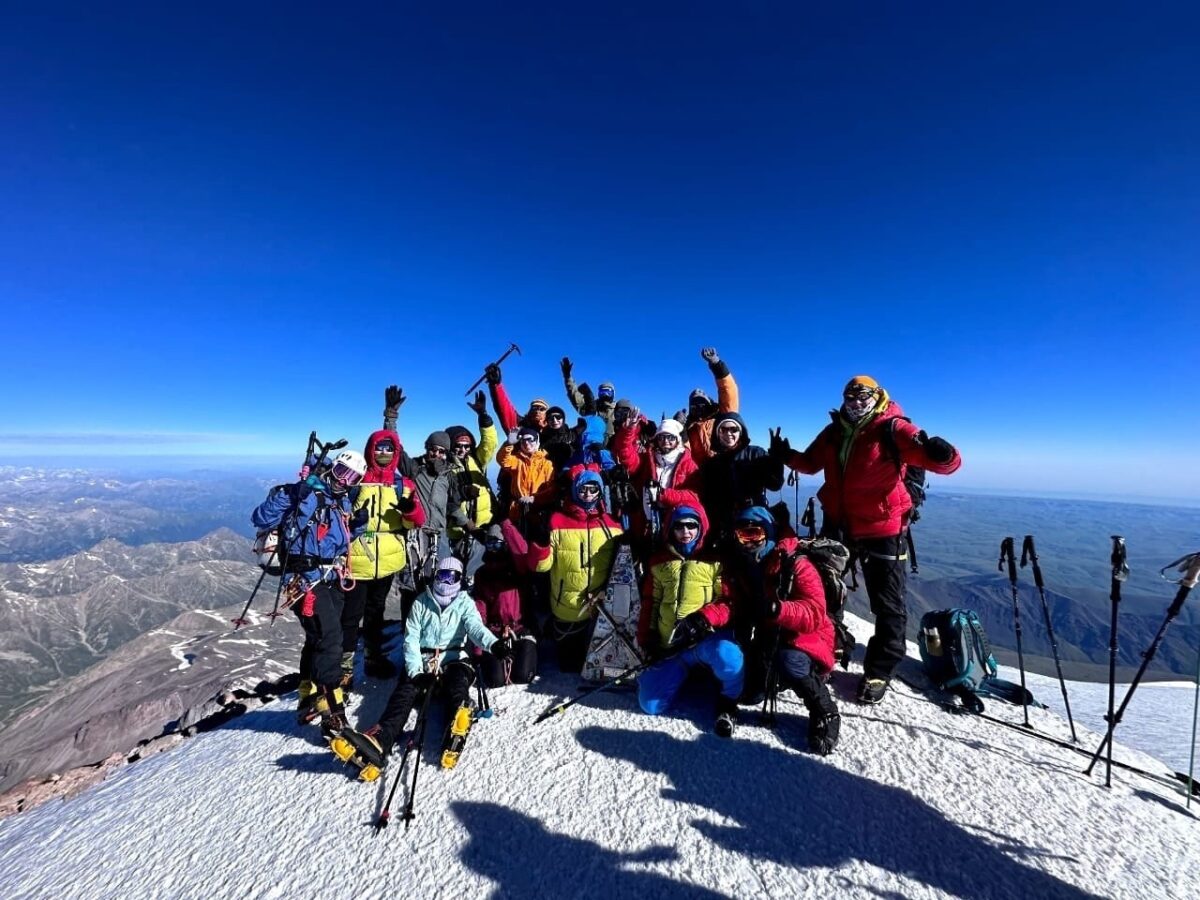 На вершине Эльбруса подняли флаг Дома культуры из Тверской области