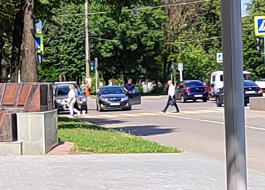 В Твери велосипедист выехал под машину