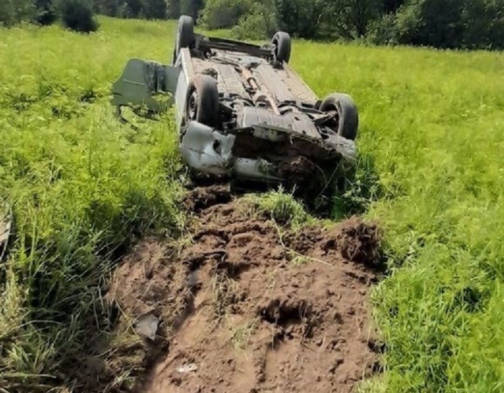 В Тверской области пострадали водитель и пассажир "вылетевшего" в кювет "Логана"
