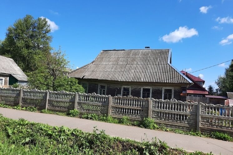 В Тверской области восстановили забор, который разломали пьяные вандалы