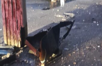 Ночью в Твери автомобиль въехал в столб