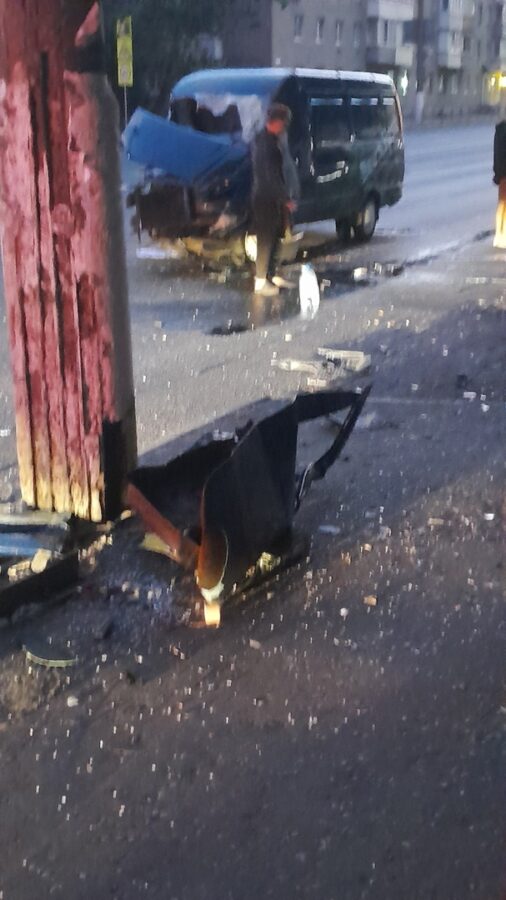 Ночью в Твери автомобиль въехал в столб Ночью в Твери автомобиль въехал в столб