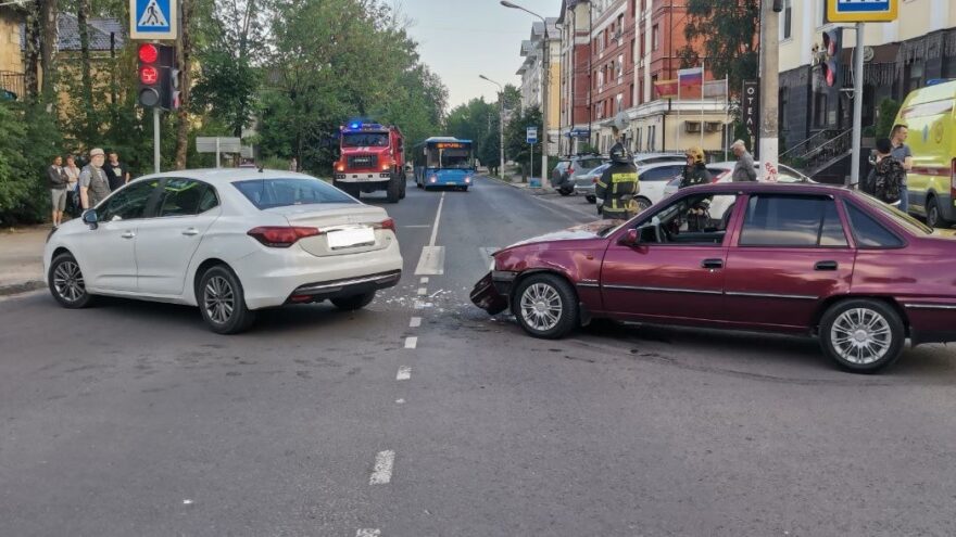 При ДТП в Твери пострадала 69-летняя пассажирка иномарки