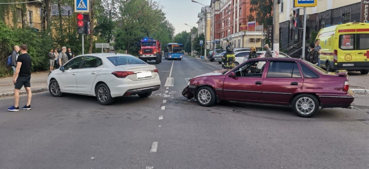 При ДТП в Твери пострадала 69-летняя пассажирка иномарки