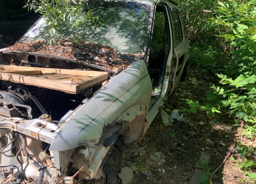 Брошенный в Твери автомобиль Kia Sportage отправят на свалку