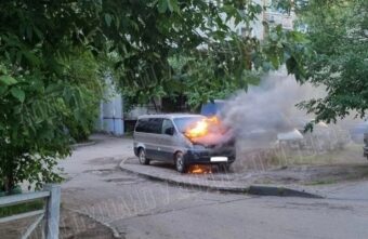 В Центральном районе Твери горит автомобиль