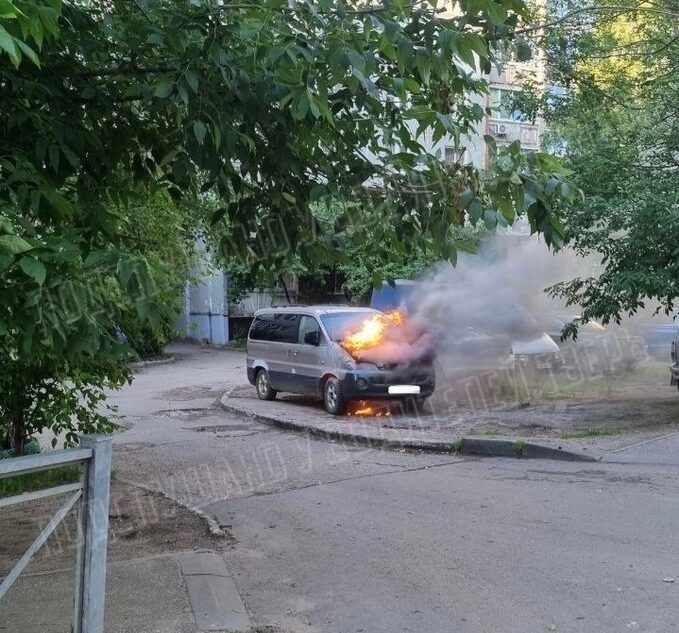 В Центральном районе Твери горит автомобиль