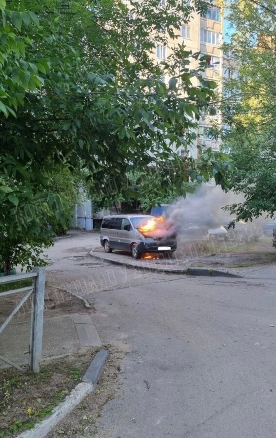 В Центральном районе Твери горит автомобиль