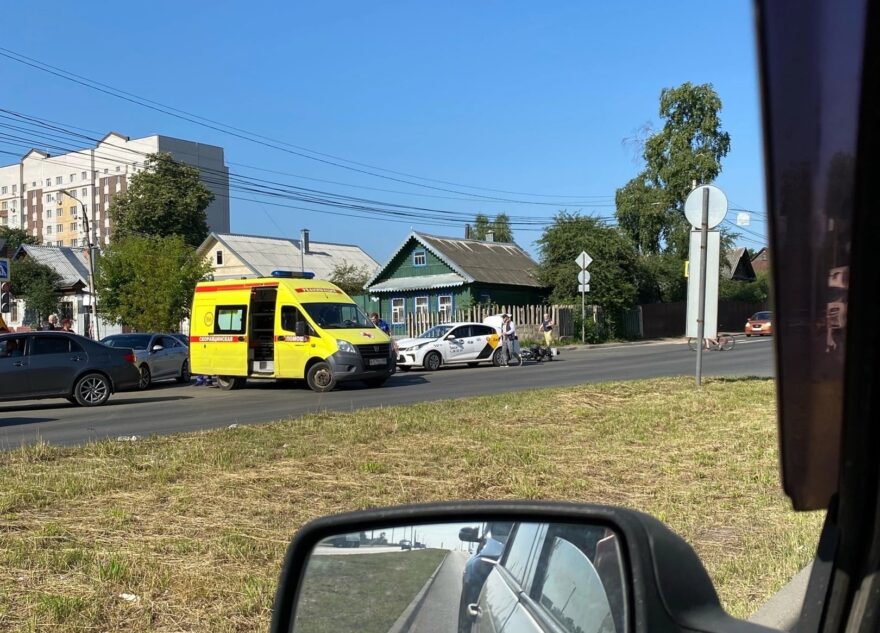 В Твери столкнулись автомобиль и мотоцикл