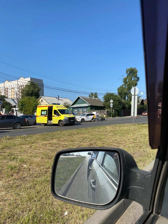 В Твери столкнулись автомобиль и мотоцикл В Твери столкнулись автомобиль и мотоцикл