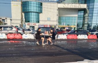 В Твери молодые люди устроили ужин посреди проспекта В Твери молодые люди устроили ужин посреди проспекта