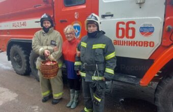 Тверские спасатели вывели из леса заблудившуюся женщину Тверские спасатели вывели из леса заблудившуюся женщину