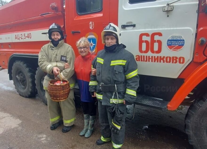 Тверские спасатели вывели из леса заблудившуюся женщину