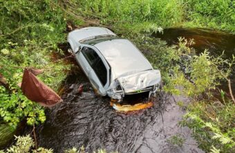 Появились подробности ДТП в Тверской области, после которого автомобиль оказался в ручье