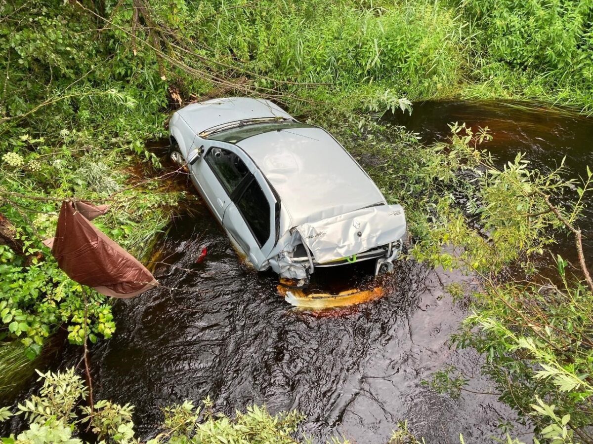 Появились подробности ДТП в Тверской области, после которого автомобиль оказался в ручье