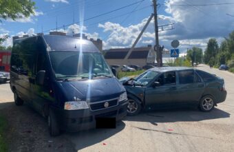 Два человека пострадали в столкновении трёх автомобилей в Тверской области Два человека пострадали в столкновении трёх автомобилей в Тверской области