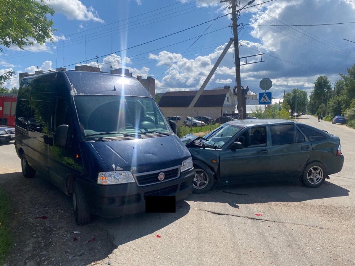 Два человека пострадали в столкновении трёх автомобилей в Тверской области