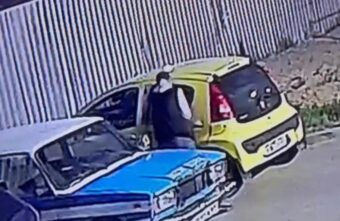 Ночью в Твери подозрительный мужчина разбил чужой автомобиль Ночью в Твери подозрительный мужчина разбил чужой автомобиль