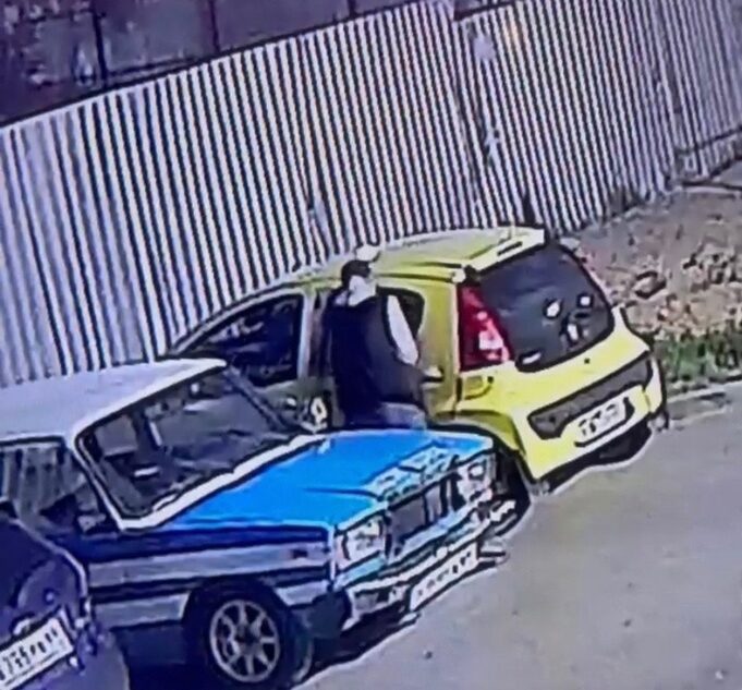 Ночью в Твери подозрительный мужчина разбил чужой автомобиль Ночью в Твери подозрительный мужчина разбил чужой автомобиль