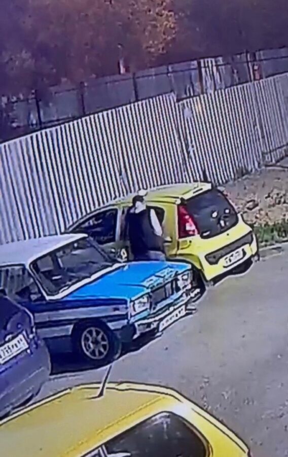 Ночью в Твери подозрительный мужчина разбил чужой автомобиль Ночью в Твери подозрительный мужчина разбил чужой автомобиль