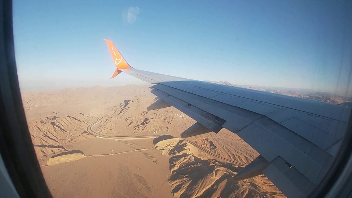 Летают ли самолеты в египет сейчас. Шарм-Эль-Шейх вид из самолета. Аэропорт Шарм-Эль-Шейх приземление. Шарм-Эль-Шейх вид из иллюминатора.. Шарм Эль Шейх с самолета.