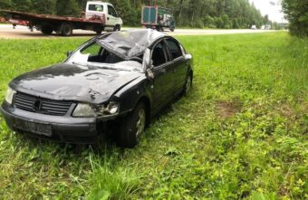 Водитель "Фольксвагена" сбил лося на трассе в Тверской области Водитель "Фольксвагена" сбил лося на трассе в Тверской области