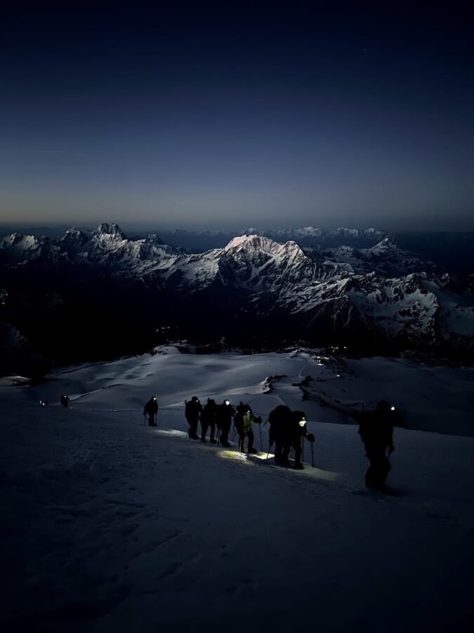 На вершине Эльбруса подняли флаг Дома культуры из Тверской области