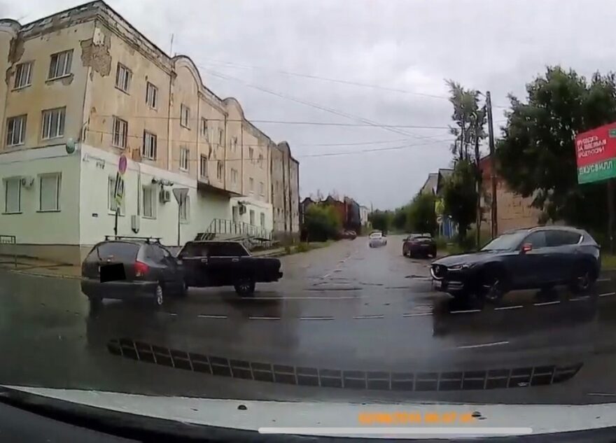 В Тверской области произошло лобовое столкновение легковушек В Тверской области произошло лобовое столкновение легковушек