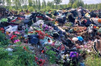 В Тверской области на кладбище устроили помойку из венков и крестов
