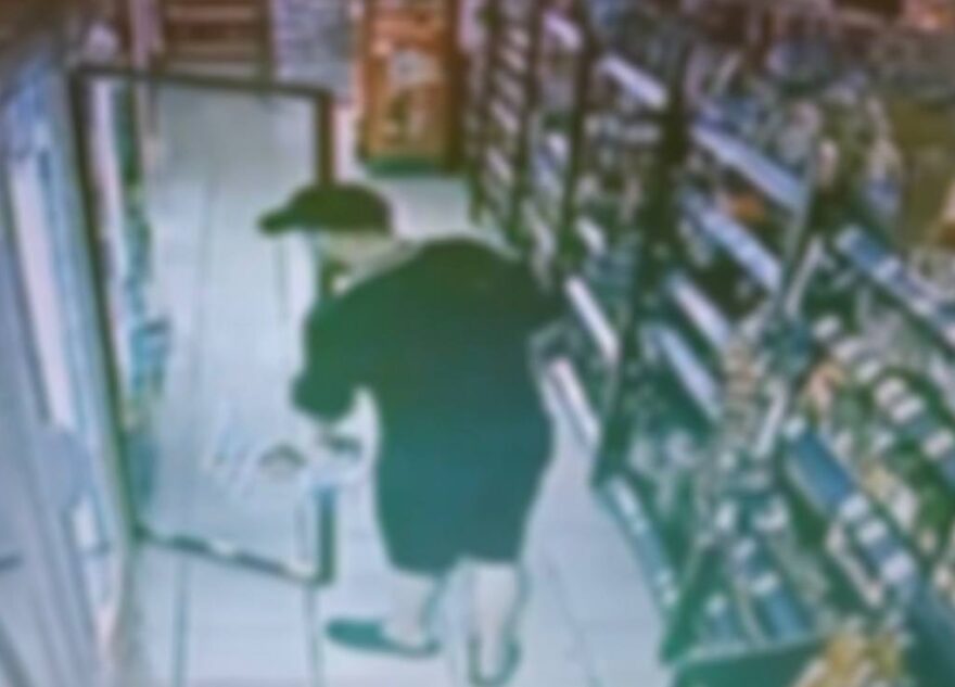 В Тверской области воришка попался на запись с камеры видеонаблюдения В Тверской области воришка попался на запись с камеры видеонаблюдения