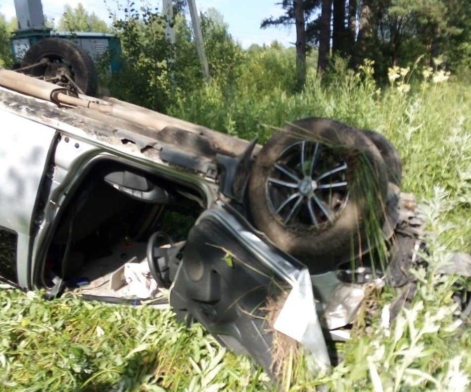 Кроссовер оказался в кювете после неудачного обгона в Тверской области