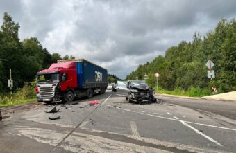 Двое пострадавших: появились подробности столкновения фуры и легковушки под Тверью