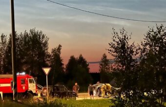 Ночью в Тверской области спасатели доставали из машины пострадавших в ДТП Ночью в Тверской области спасатели доставали из машины пострадавших в ДТП