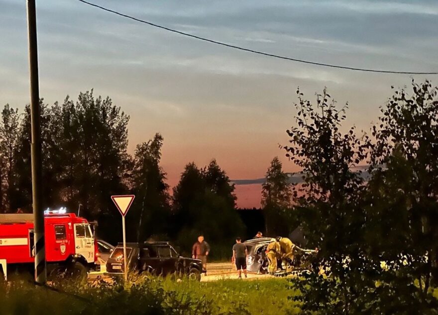 Ночью в Тверской области спасатели доставали из машины пострадавших в ДТП Ночью в Тверской области спасатели доставали из машины пострадавших в ДТП