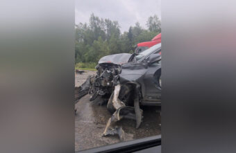 Столкнувшиеся легковушка и фура частично перекрыли шоссе под Тверью