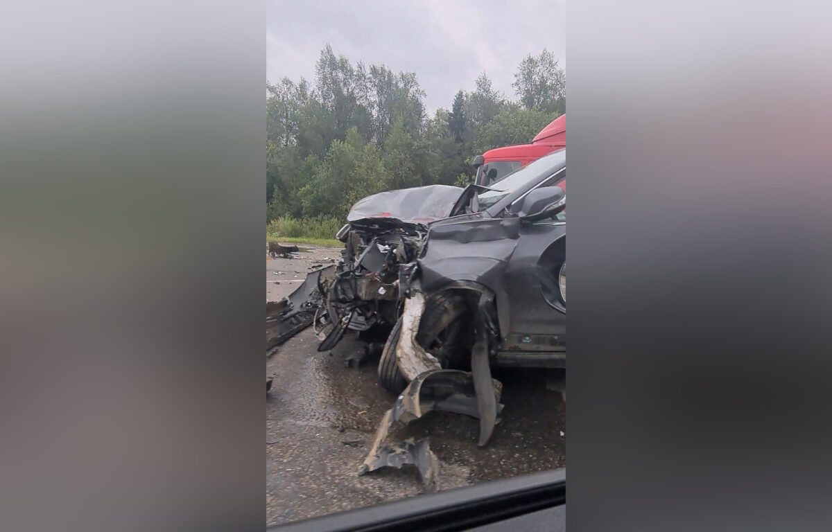 Столкнувшиеся легковушка и фура частично перекрыли шоссе под Тверью